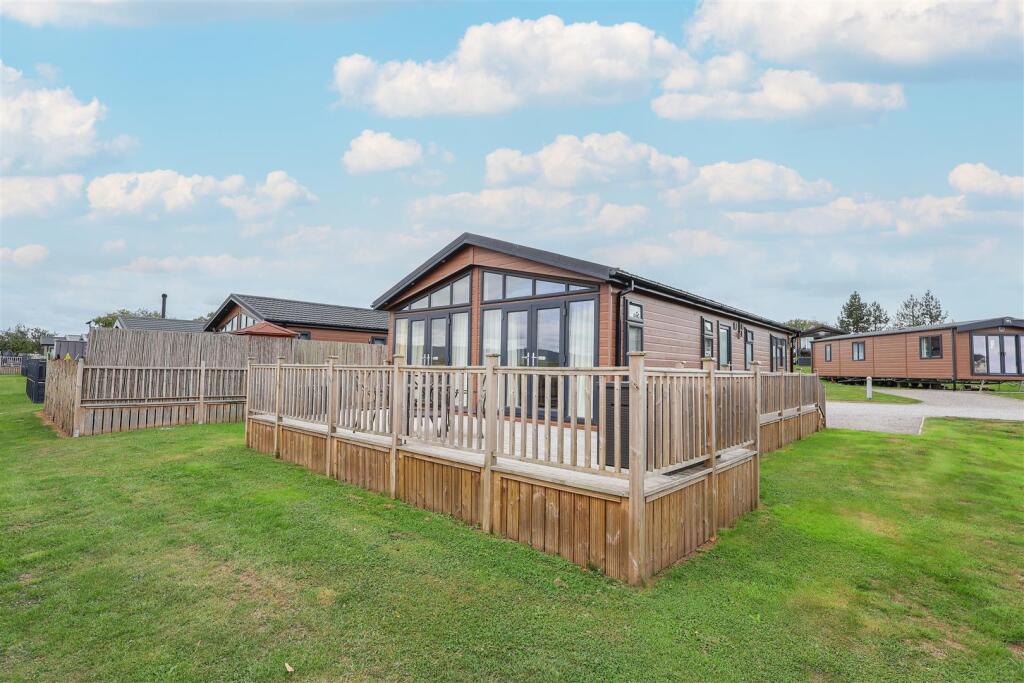 2-bed caravan on Hollin Park lodges, Sutton Road, Thirsk, £125,000