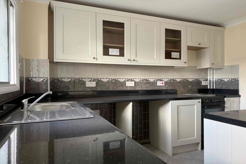 Apartment in Kingston upon Thames - View 3