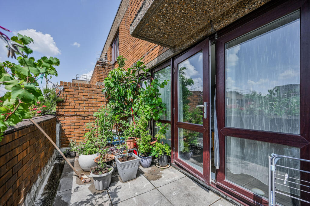 The Sandlings, N22, Wood Green, London, N22 - More