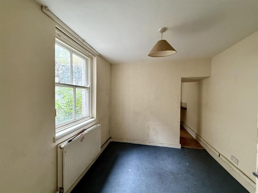 House in Bangor, Garth - More