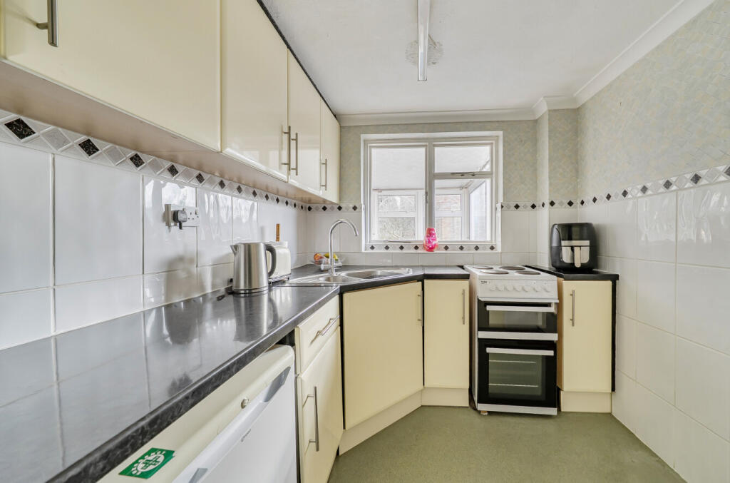 Bullbrook Drive, Bracknell, Berkshire photo 3