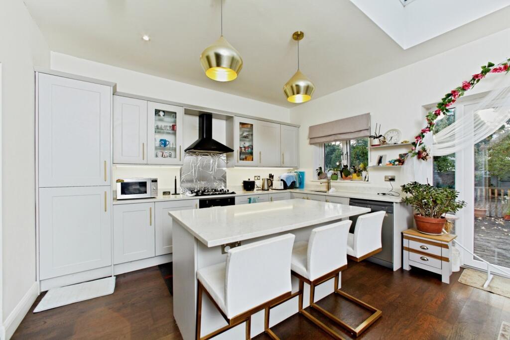 House in Croydon - More