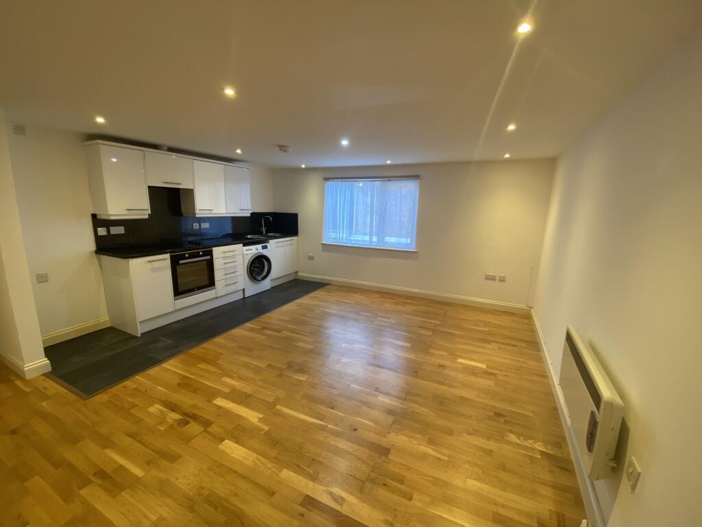 1-bed flat on Pyle Street, Newport, Isle of Wight, £115,000
