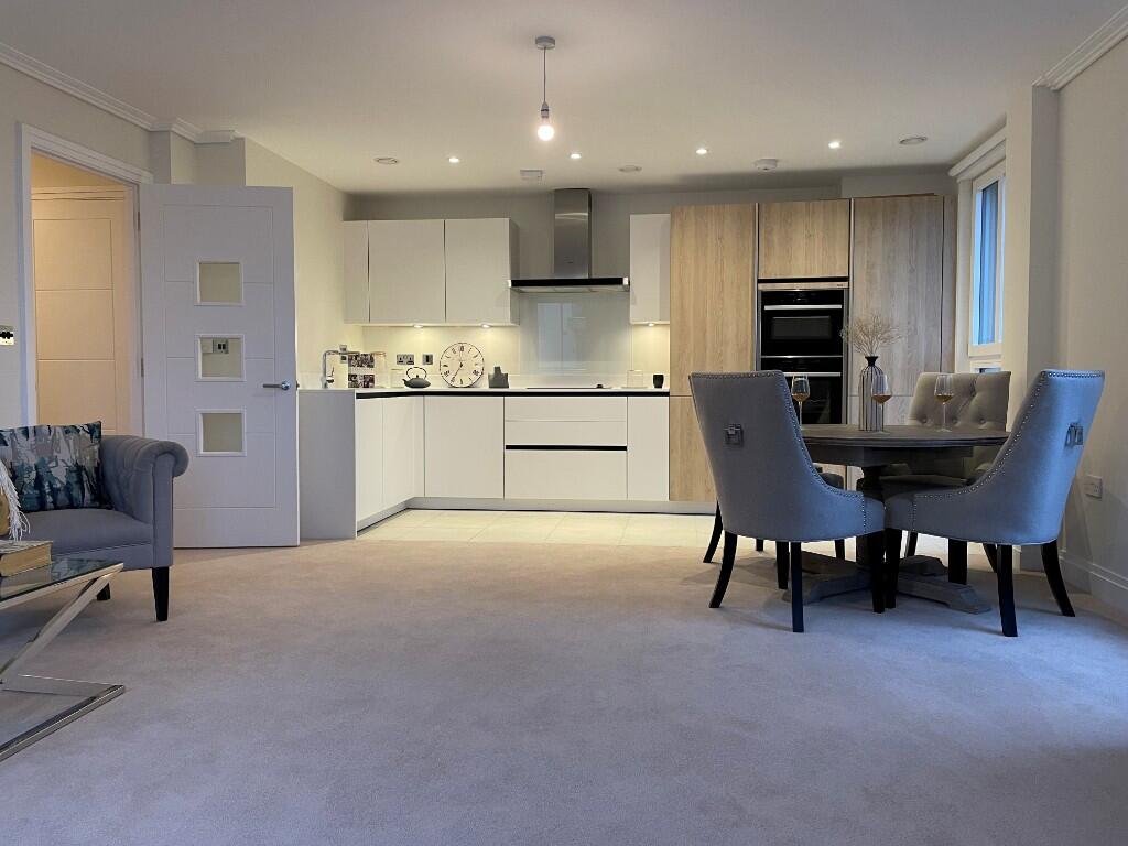 27 Pembroke Court,Marshall Walk, TW20 0LL photo 5