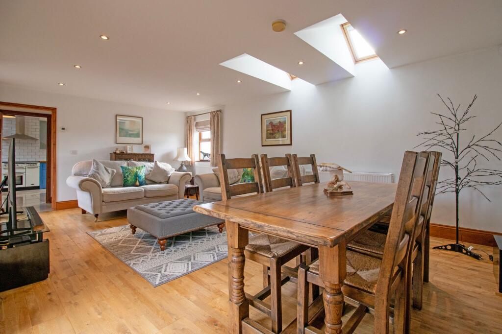 House in West Lindsey, Stow - View 4