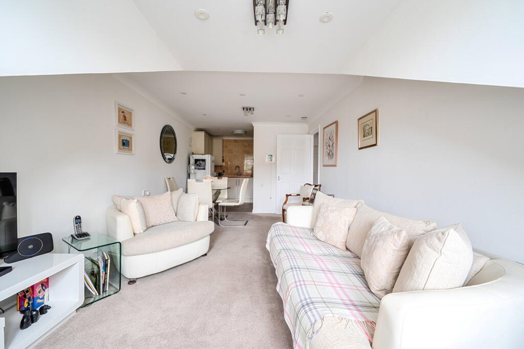 Apartment in Hertsmere, Hertfordshire - View 5