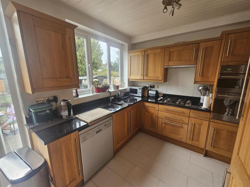 House in London, Enfield Highway, Southbury - More