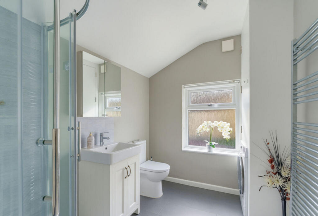 House in Tandridge, Whyteleafe - More