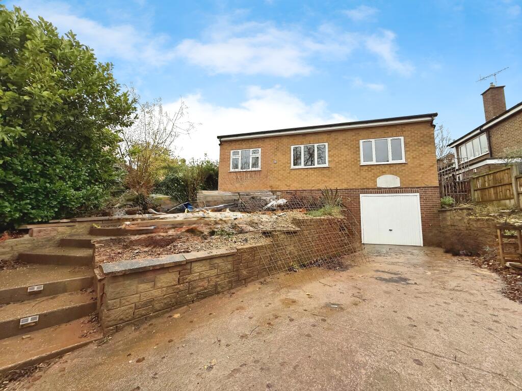 Main image of property: The Crescent, Woodthorpe, Nottingham, NG5 4FX