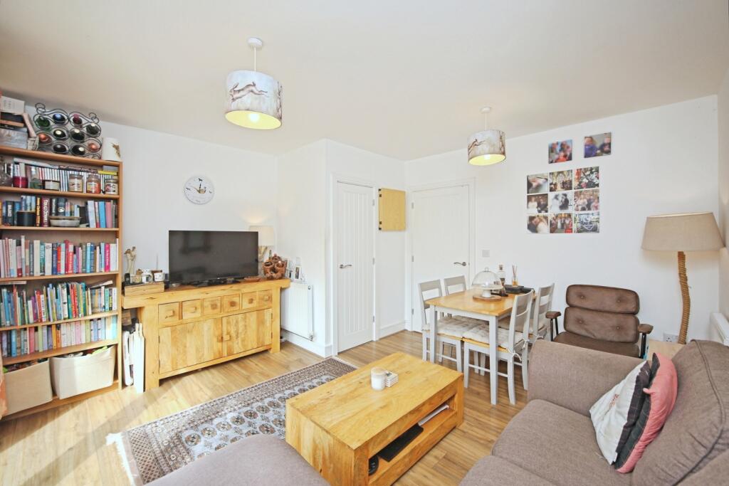 Chestnut Avenue, STRATFORD-UPON-AVON, Warwickshire, CV37 photo 3