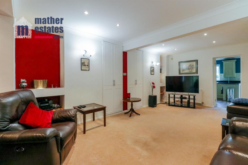 House in Hatfield, Nast Hyde - More