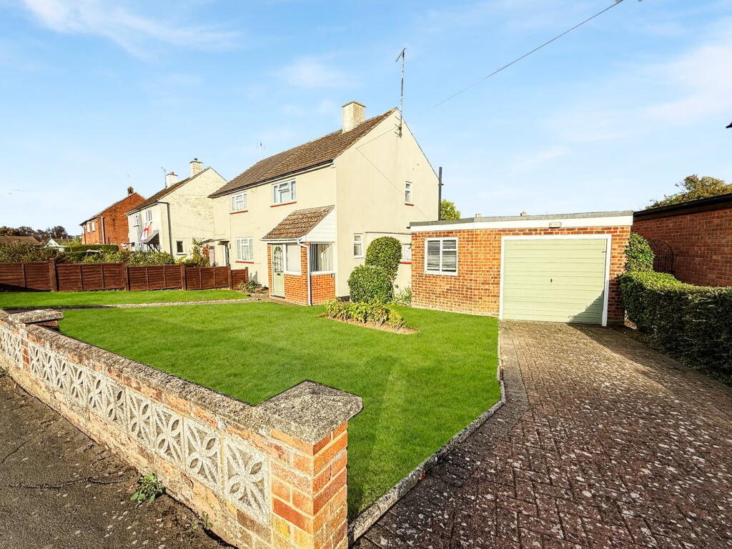 2-bed semi-detached on Boleyns Avenue, Braintree, CM7, £285,000