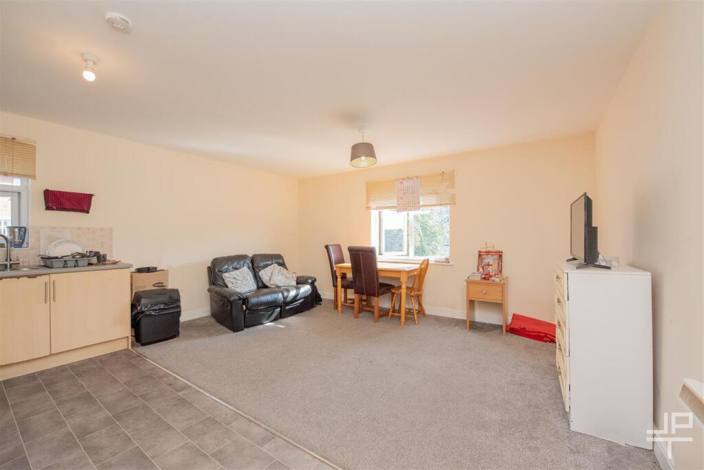 Pendle Court, Leigh, WN7 3AB photo 2