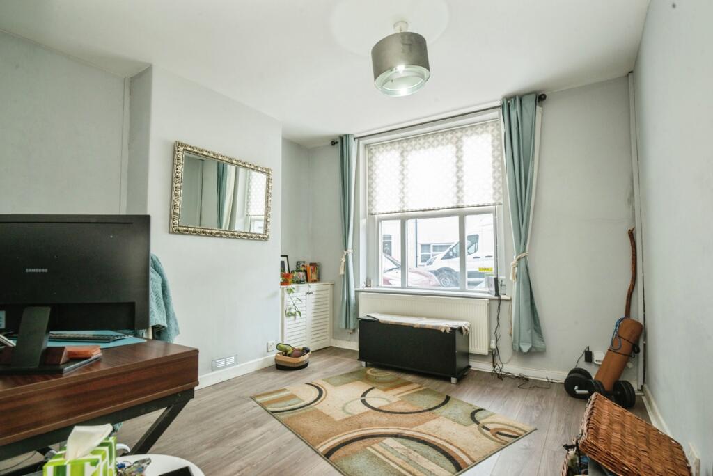 Apartment in Cardiff, Adamsdown - View 2