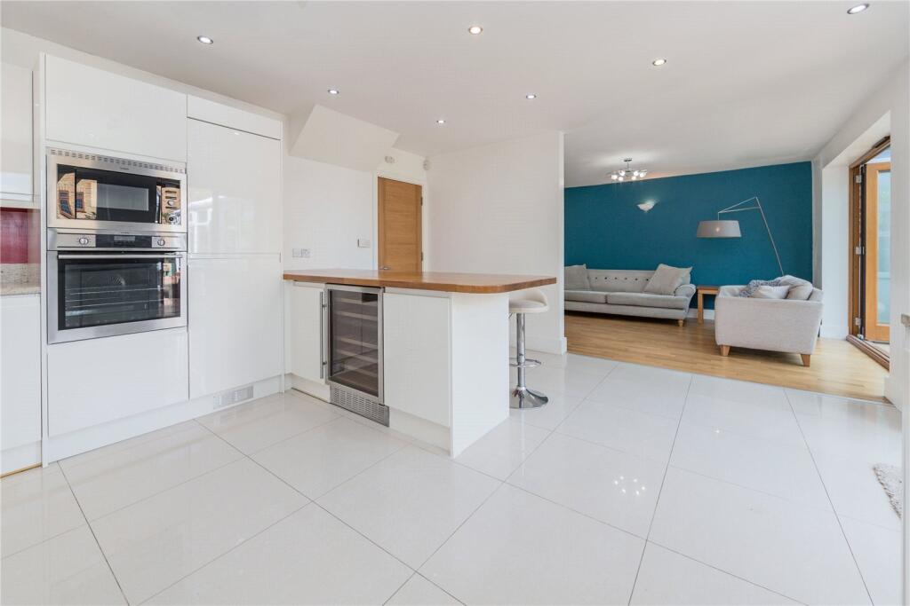 House in St Albans, Lancaster Grange, St Stephen - View 4