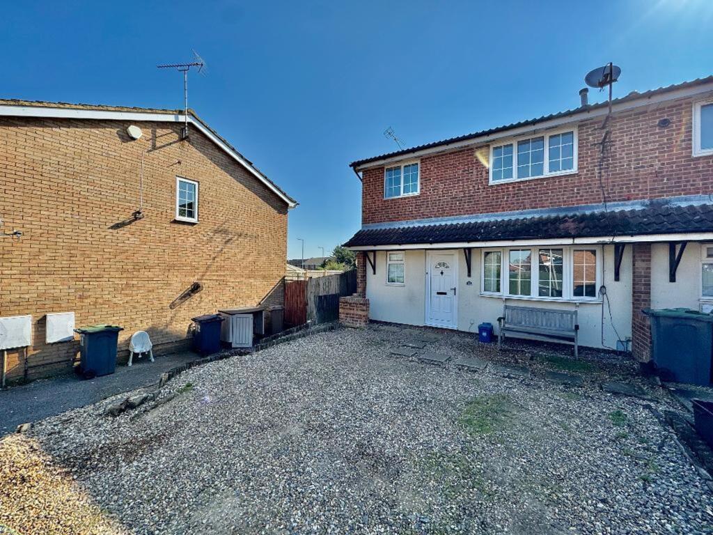 2-bed terraced on Cheslyn Close, Luton, LU2, £235,000