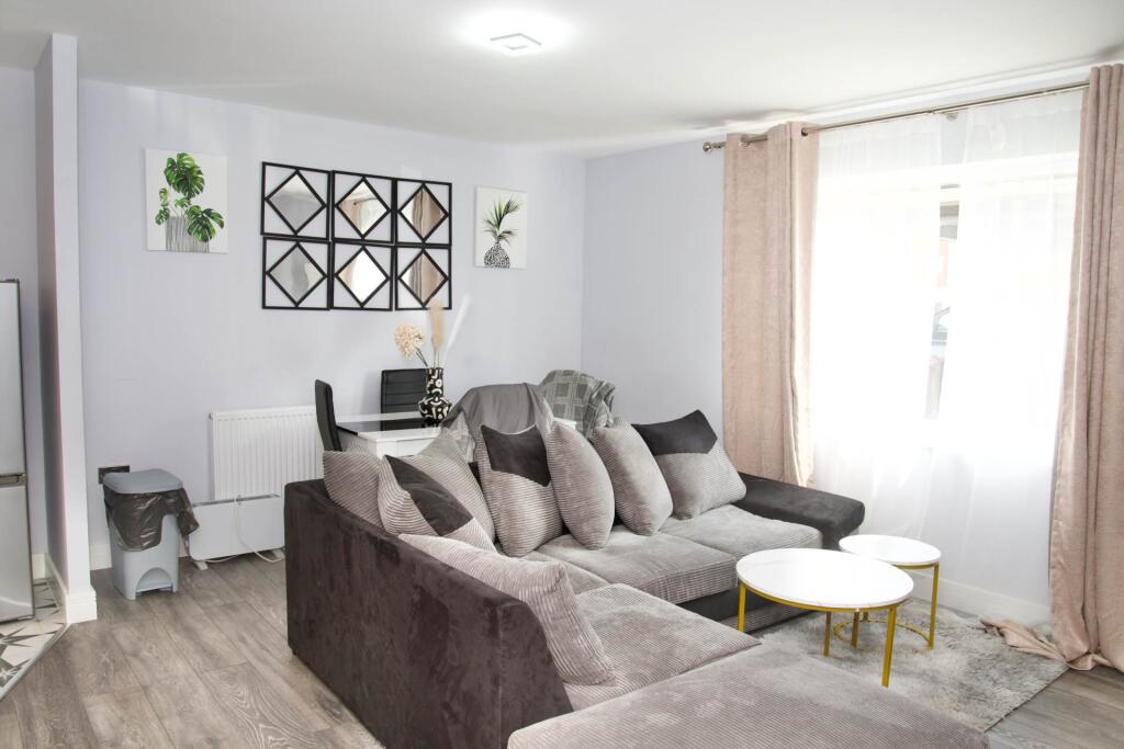 2-bed apartment on Thamesmead West, SE28 0PD, £315,000
