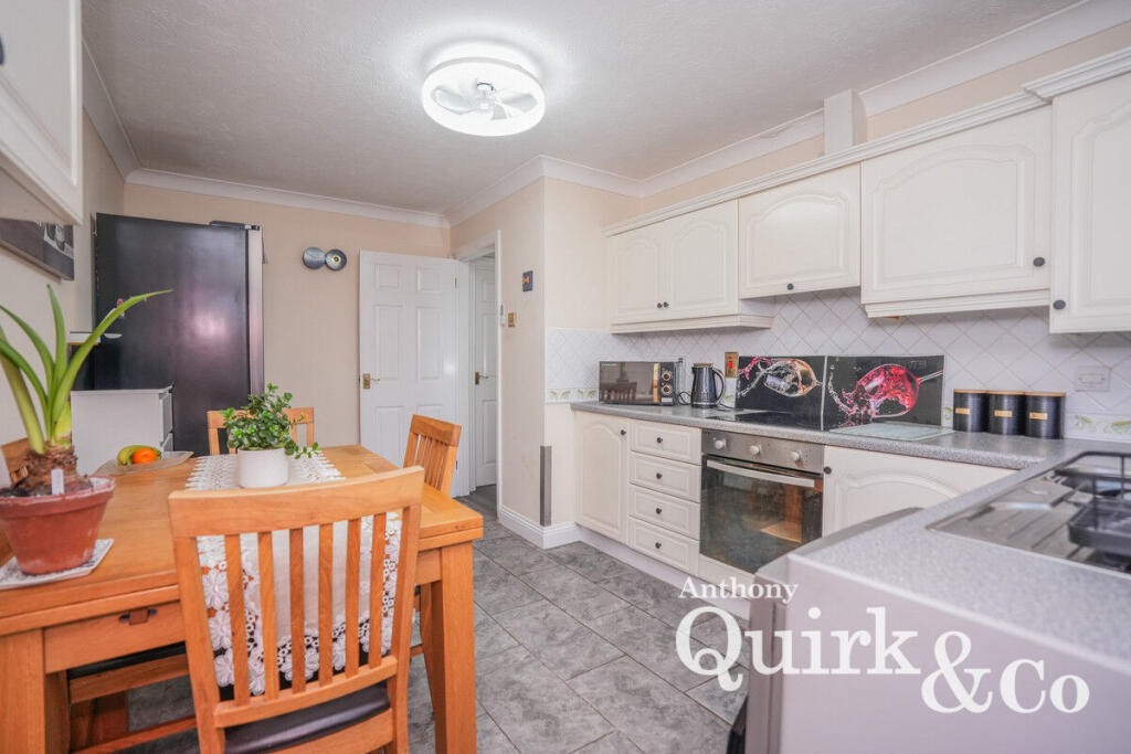 Smallgains Avenue, Canvey Island, SS8 photo 4