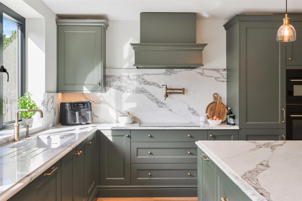 House in Kingston upon Thames - More