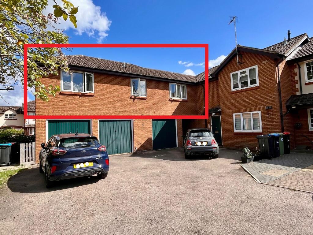 3-bed flat on Sheppards Close, Newport Pagnell, £230,000