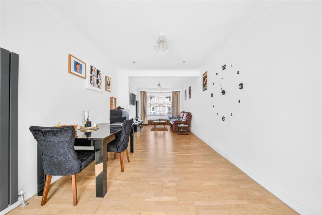 House in London, Fairlop - View 4