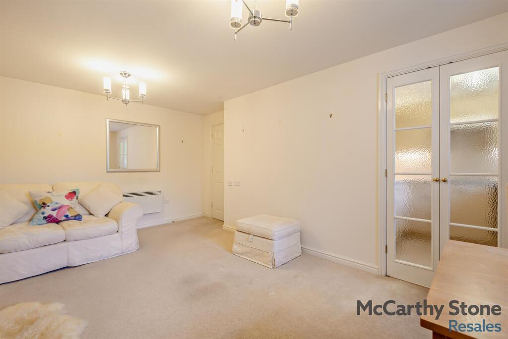 Radford Court, Tower Road, Liphook, GU30 7GR photo 4