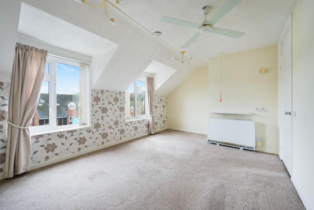 Henbit Close, Tadworth photo 3