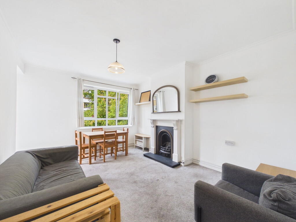 3-bed flat on Weir Road, Balham, SW12, £375,000