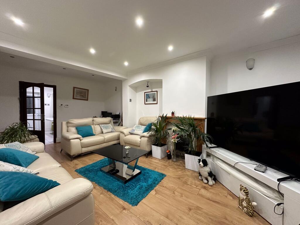 Homefield Road, Edgware, HA8 photo 2