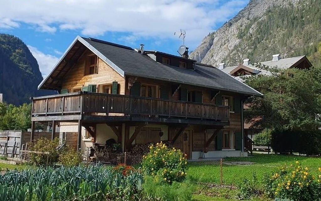 Main image of property: Lovely Renovated 4 Bed Chalet in Abondance
