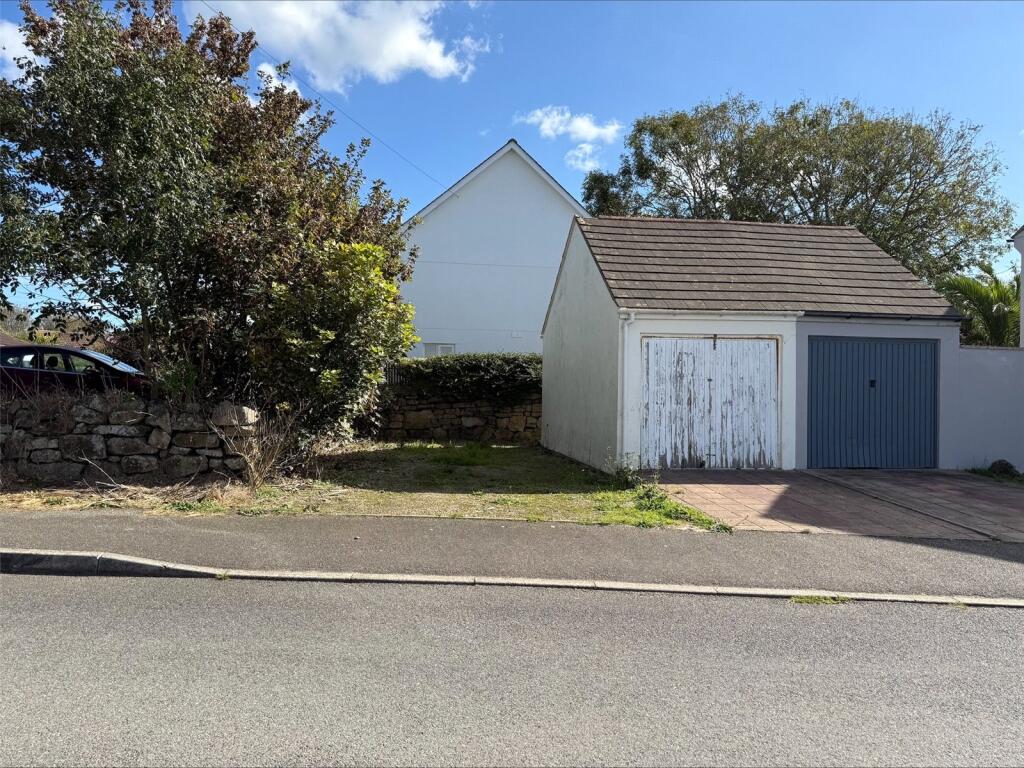 garage and parking in Goldsithney, no chain, great location, and storage.