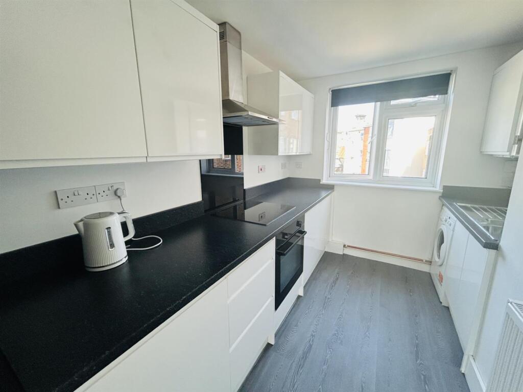 Apartment in Eastbourne, East Sussex - View 3
