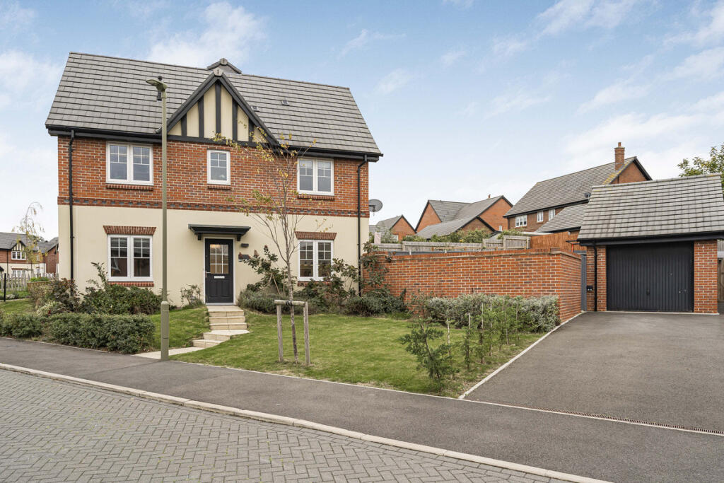 3-bed semi-detached on Hazel Close, Wantage, OX12, £425,000