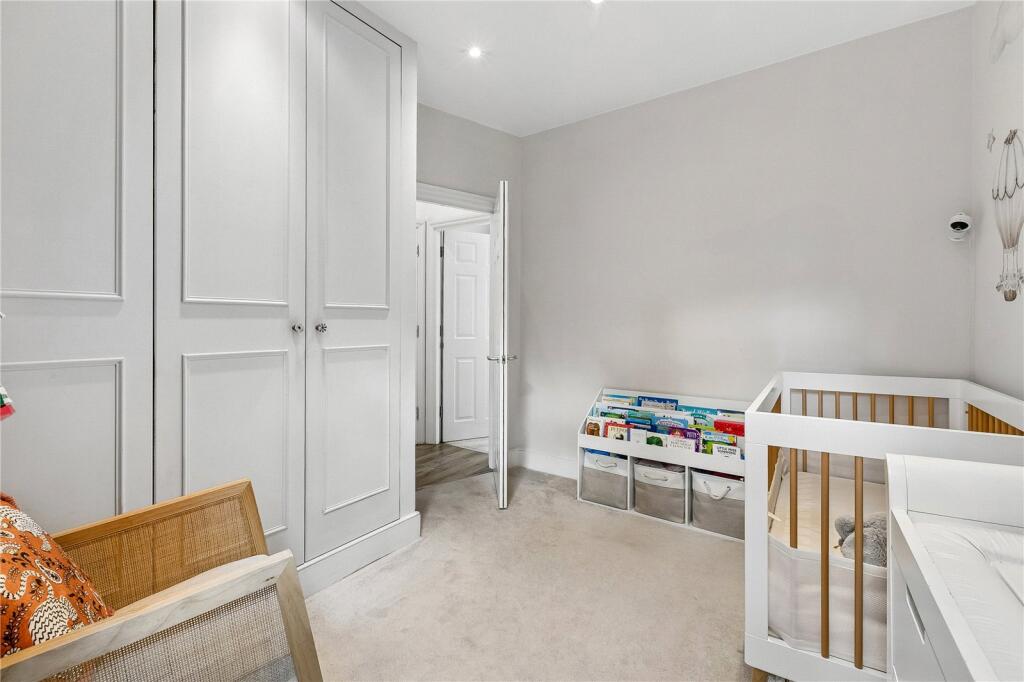 Apartment in London, Windmill Green Estate, Earlsfield - View 5