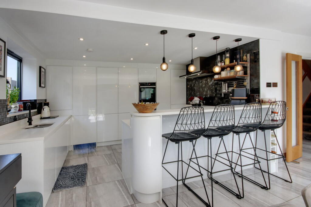 House in Sevenoaks, West Kingsdown - More