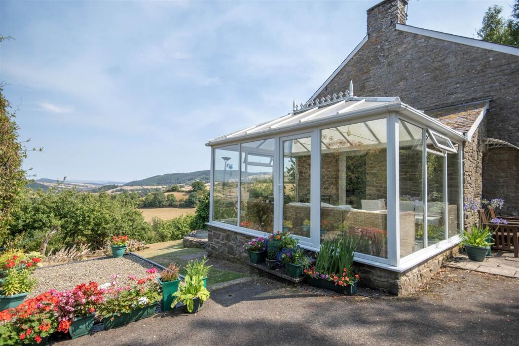 House in Clun - More