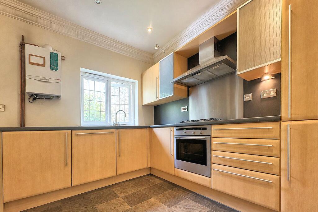 Apartment in Woking, Surrey - View 4