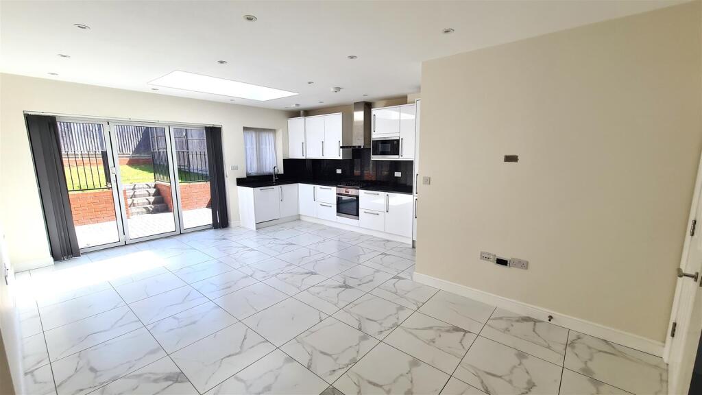 House in London, Brunswick Park - View 2