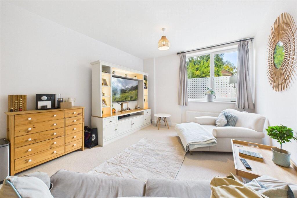 Apartment in East Grinstead, Sunnyside - View 4