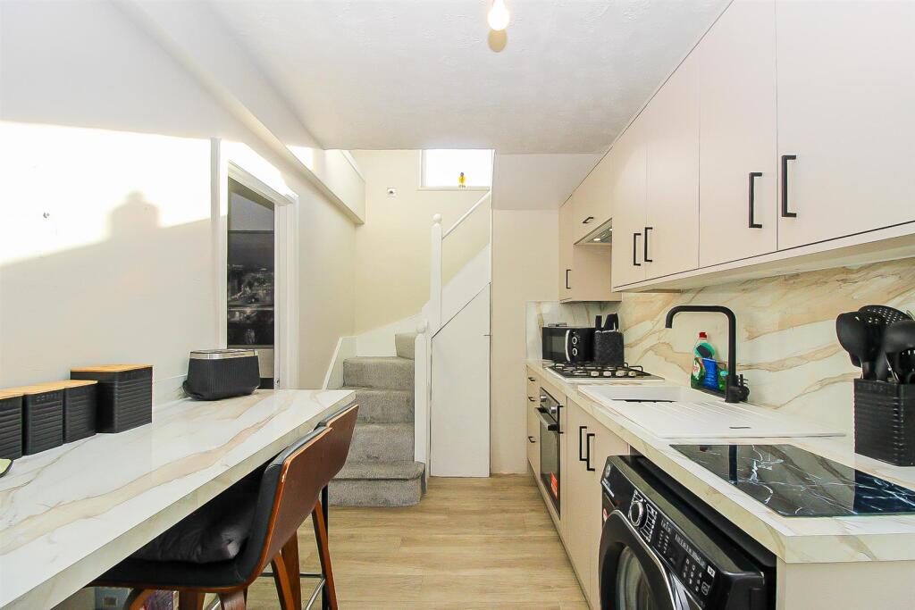 House in Wakefield, Outwood - View 3