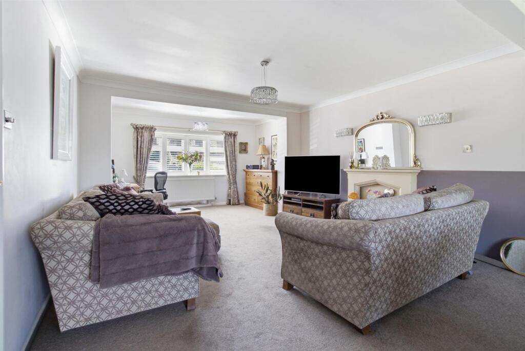 House in Waltham Cross, Hammond Street - More