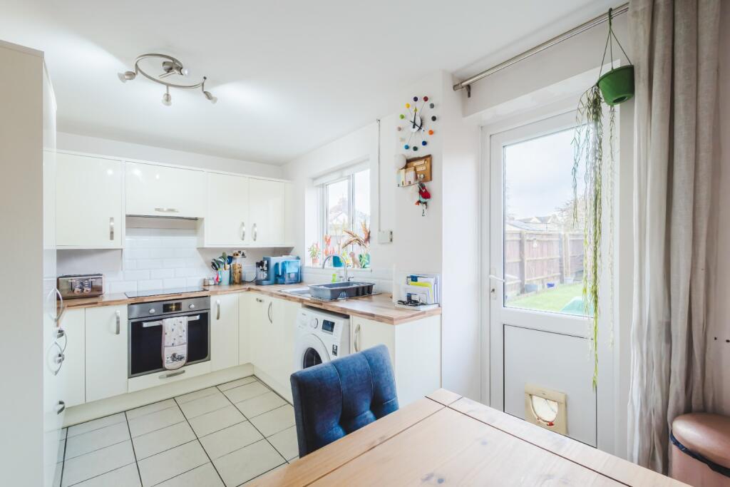 Carman Close, Stratton St Margaret, Swindon, SN3 photo 3