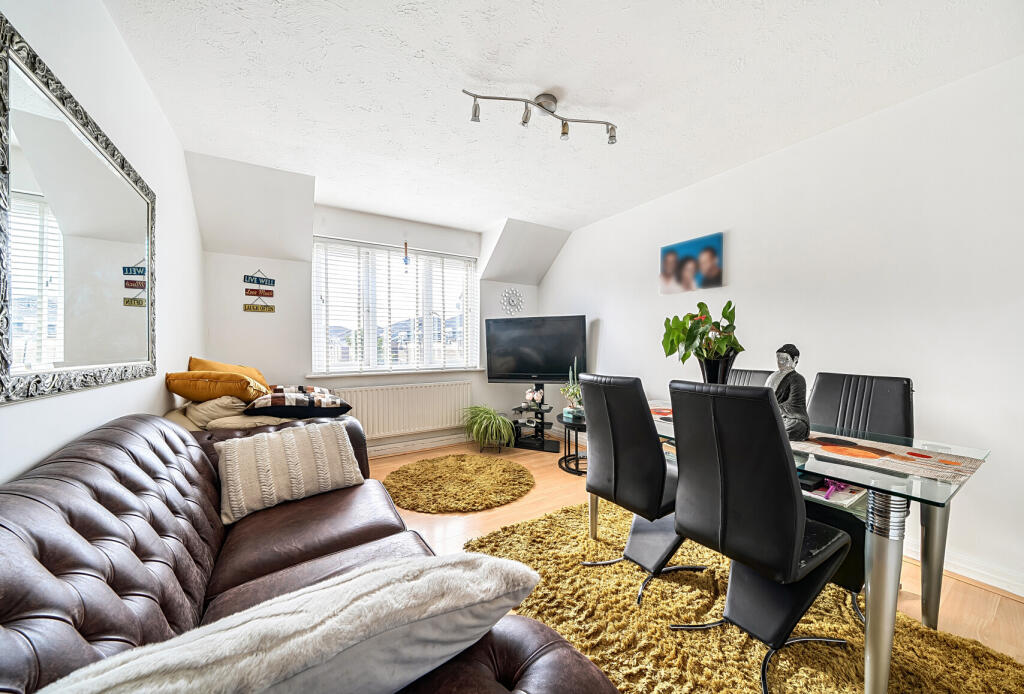Lulworth Crescent, MITCHAM, Surrey, CR4 photo 3
