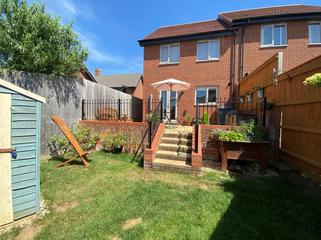 3-bed semi-detached on Baines Way, Framlingham, Woodbridge, £300,000