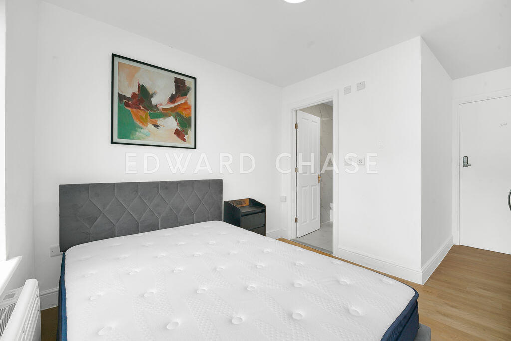 *En-Suite Room, All Bills Included, High Road* - View 4