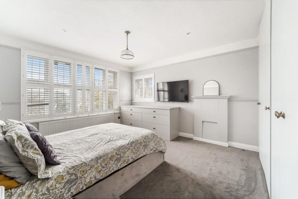House in Epsom and Ewell, Woodcote, Epsom - More