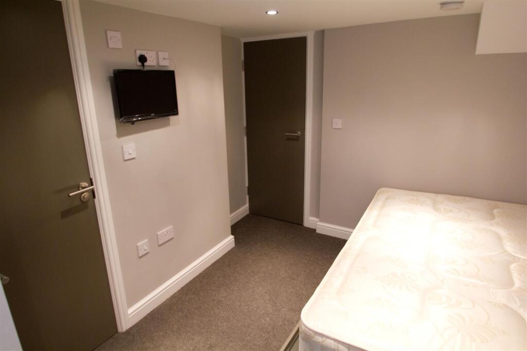 House in Leeds, West Yorkshire - View 4