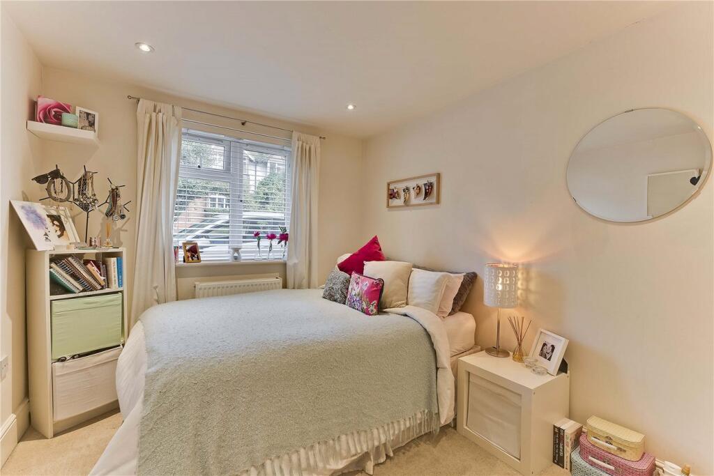 Vale Road, Weybridge, KT13 photo 3