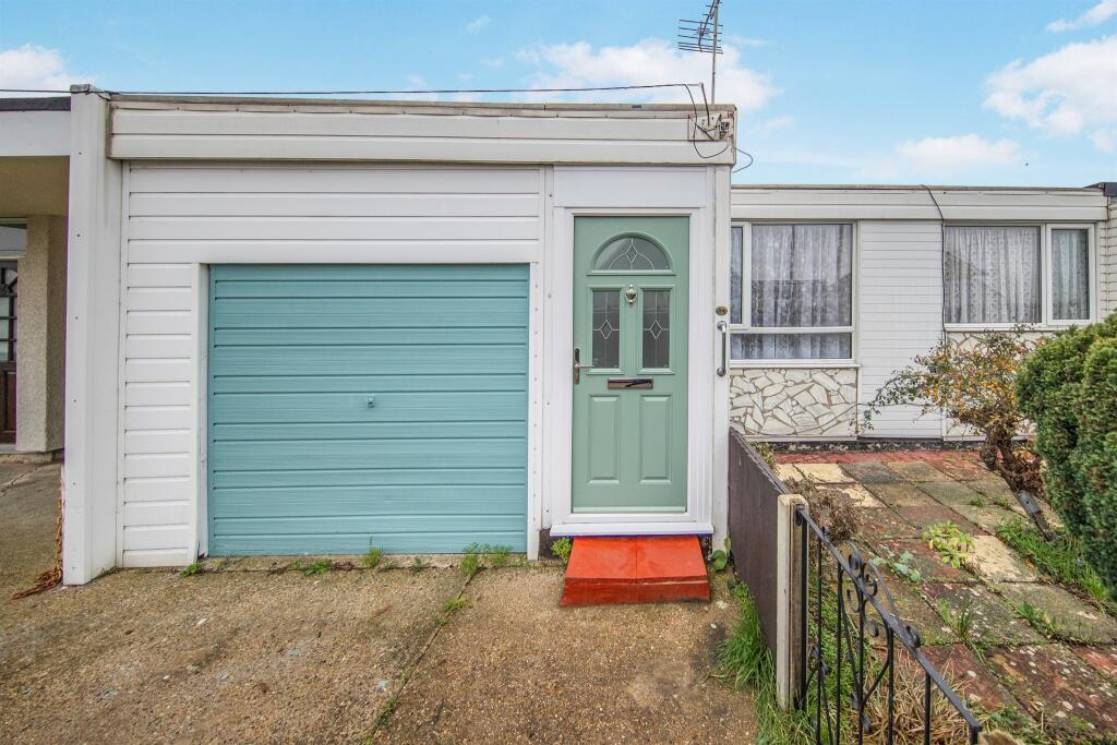 2-bed bungalow on Yew Way, Jaywick, CLACTON-ON-SEA, £95,000