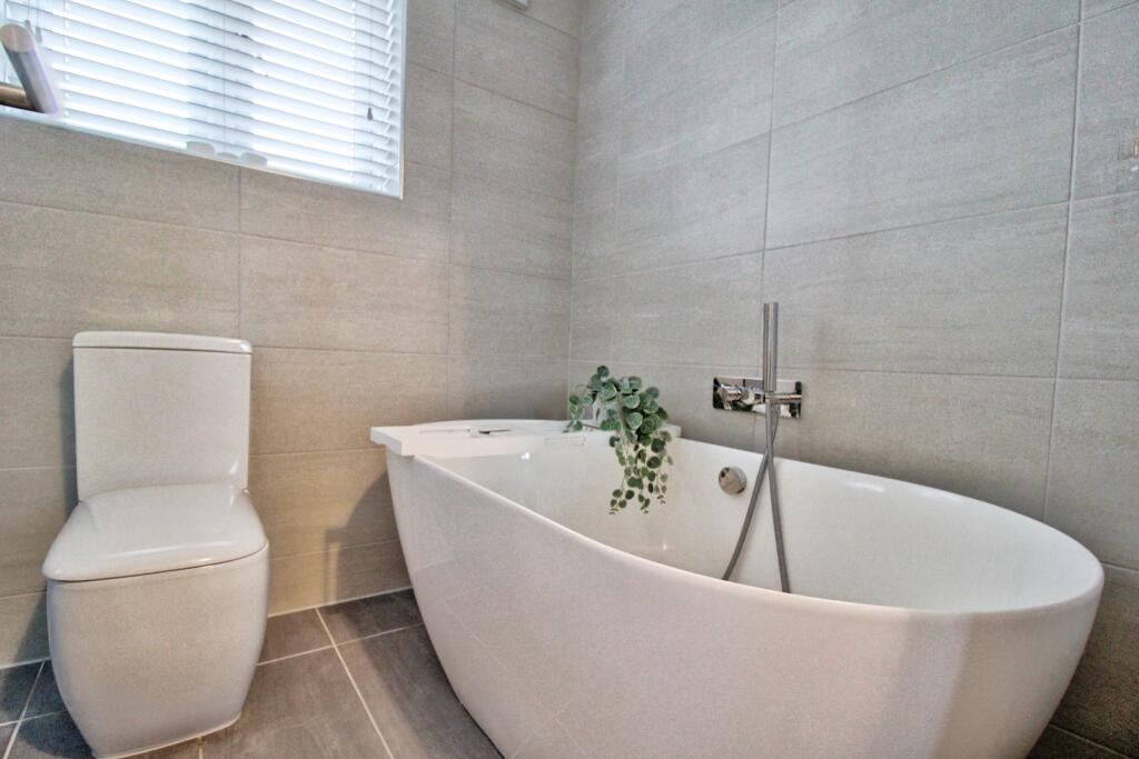 Woodbridge Lane, Romford, RM3 photo 4